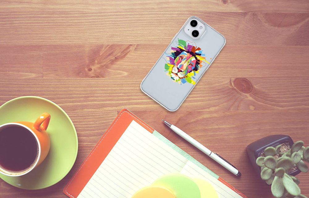 iPhone 15 Plus Telefoonhoesje met Naam Lion Color op een houten tafel met een beker koffie en notitieboek.