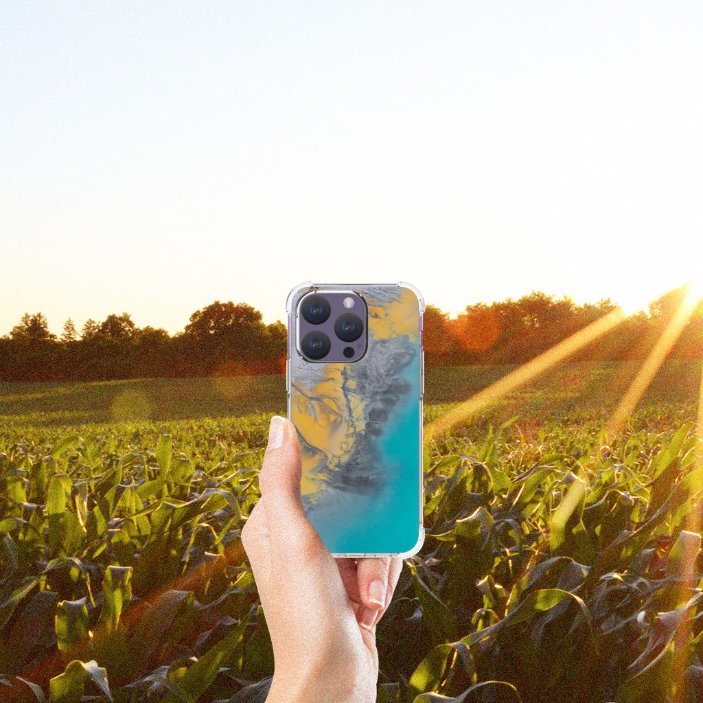 iPhone 15 Pro Anti-Shock Hoesje Marble Blue Gold hand buiten uitzicht
