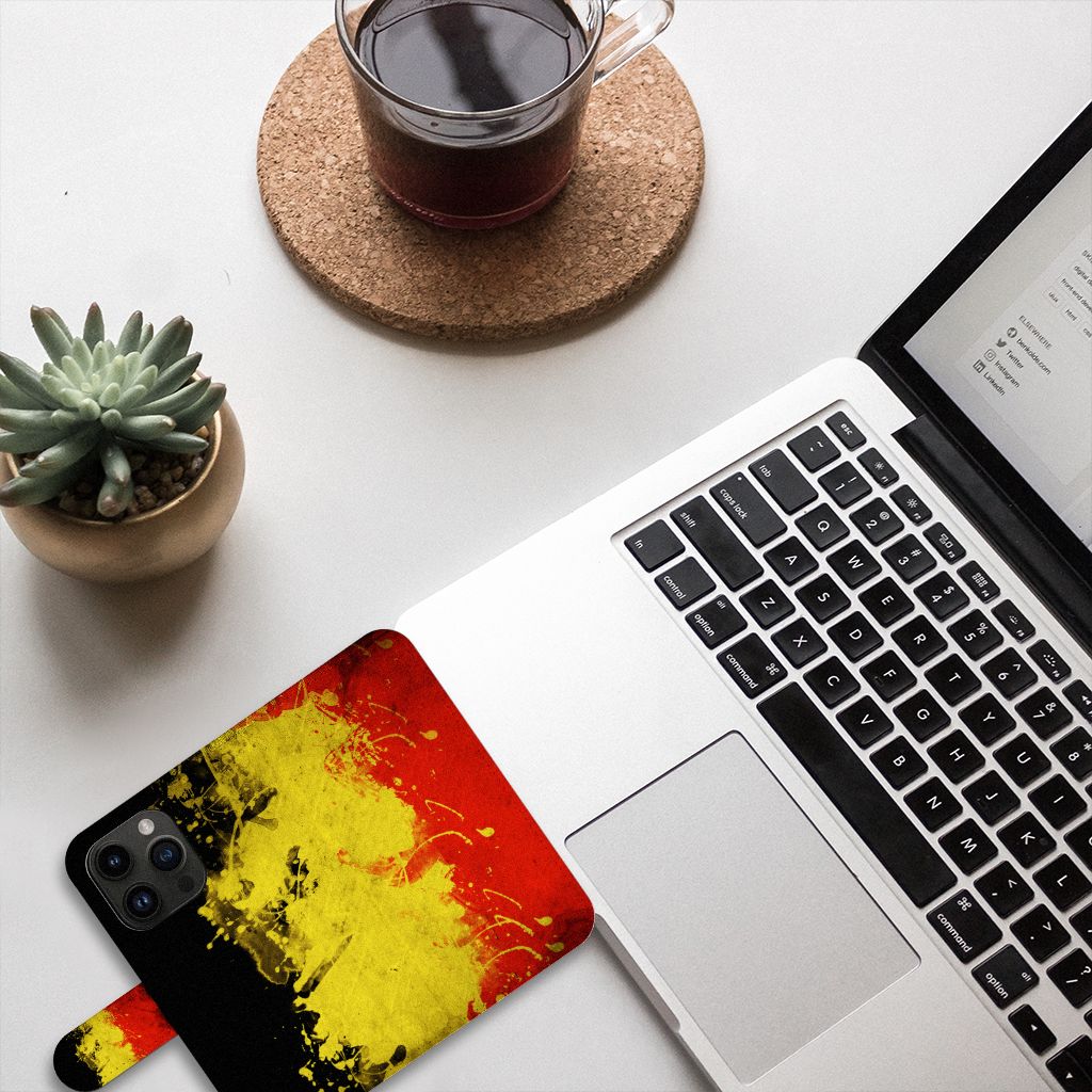 iPhone 15 Pro Bookstyle Case België met Belgische vlag kleuren, stijlvol op bureau met laptop en plant