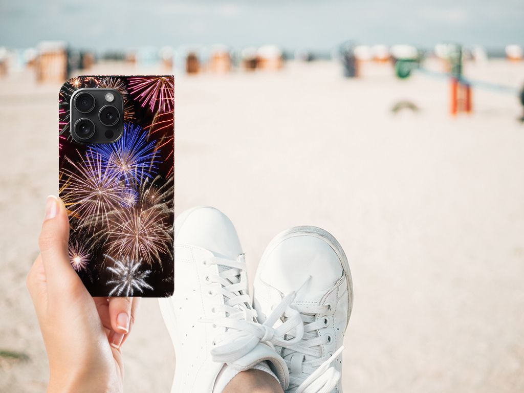 iPhone 15 Pro Hippe Standcase Vuurwerk met kleurrijk siervuurwerk op een strand.