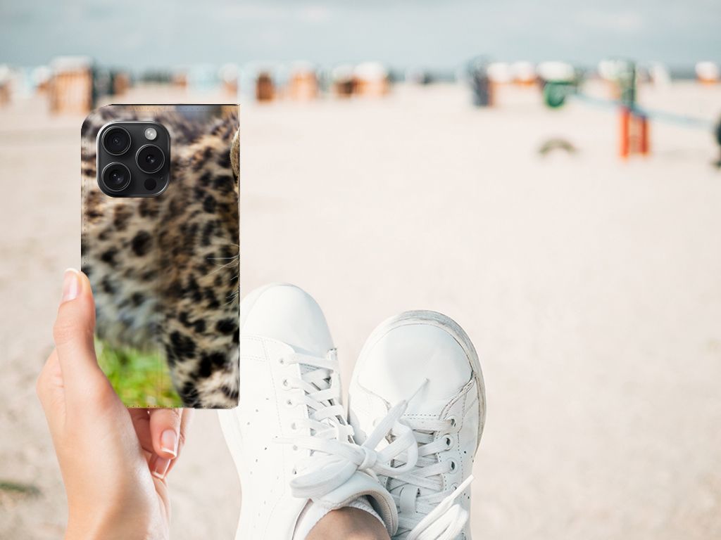 iPhone 15 Pro Hoesje maken Baby Luipaard - detail van luipaardvacht op een strand achtergrond.