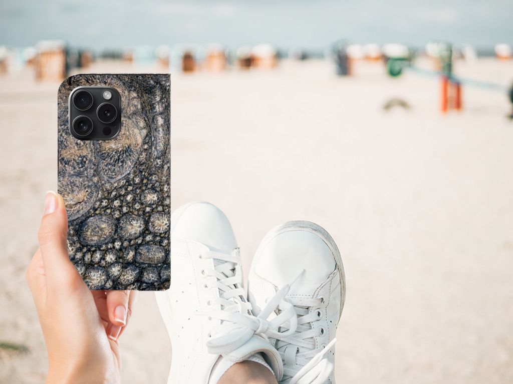 iPhone 15 Pro Hoesje maken Krokodillenprint smartphone hand strand