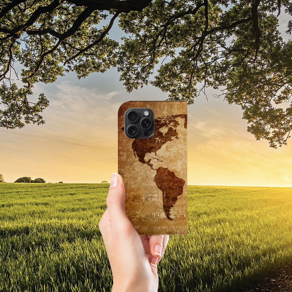 iPhone 15 Pro Max Book Cover Wereldkaart in hand met wereldkaart patroon in prachtige natuuromgeving đ.