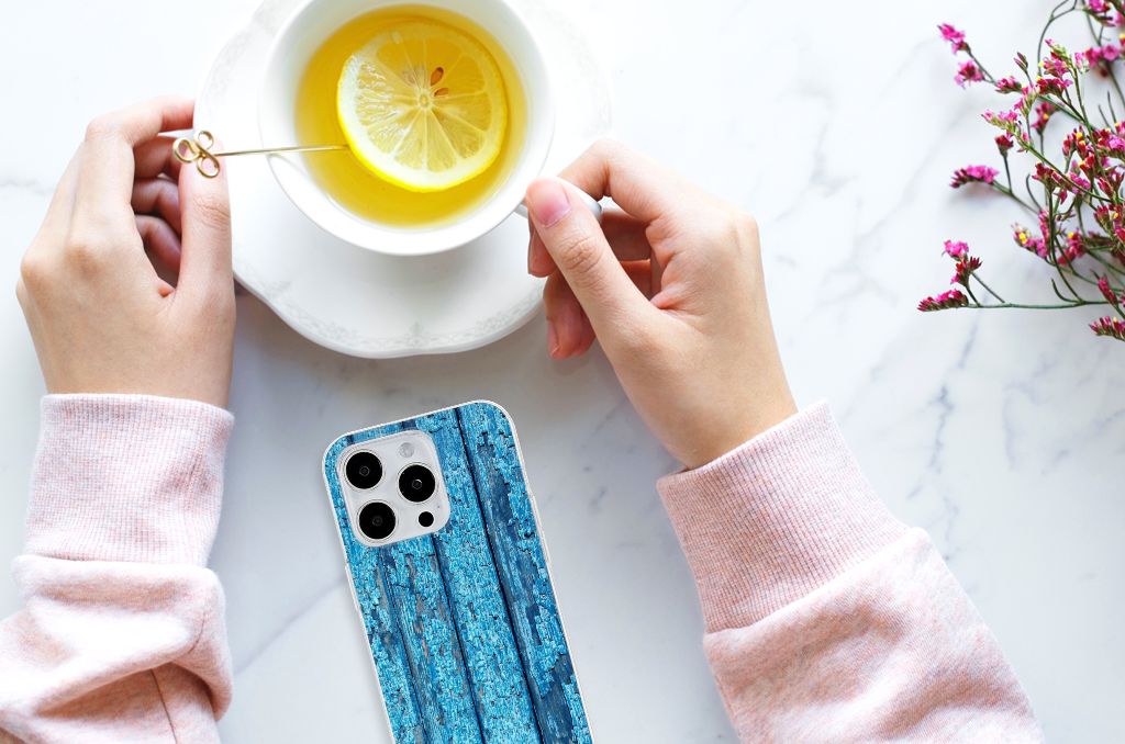 iPhone 15 Pro Max Bumper Hoesje Wood Blue hands thee kopje schotel