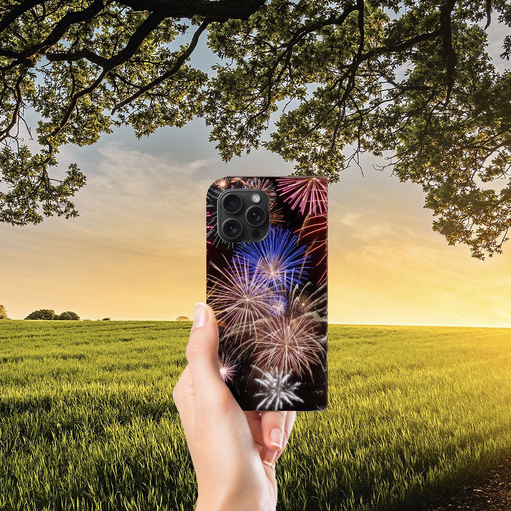 iPhone 15 Pro Max Hippe Standcase Vuurwerk met kleurrijke siervuurwerkprint in hand, prachtige natuurscène.
