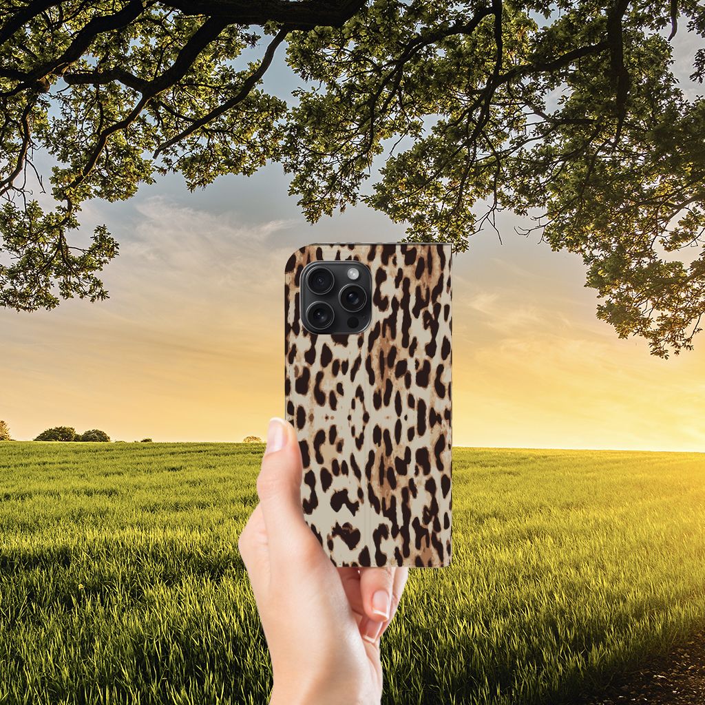iPhone 15 Pro Max Hoesje maken Leopard met luipaardprint in hand, schitterende natuur op achtergrond