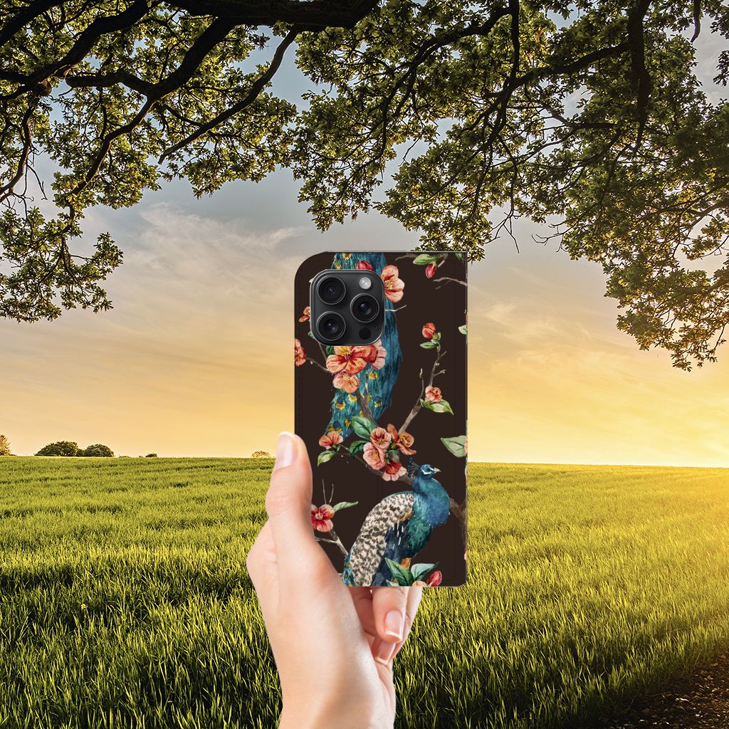 iPhone 15 Pro Max Hoesje maken Pauw met Bloemen, kleurrijk design met pauw en bloemen in de natuur đē.