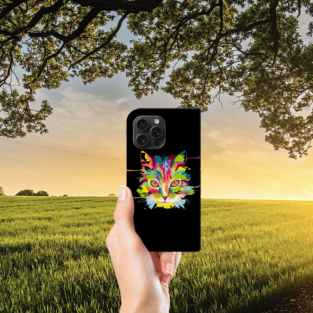 iPhone 15 Pro Max Magnet Case Cat Color met kleurrijk kattenontwerp in hand te zien tegen zonsondergang