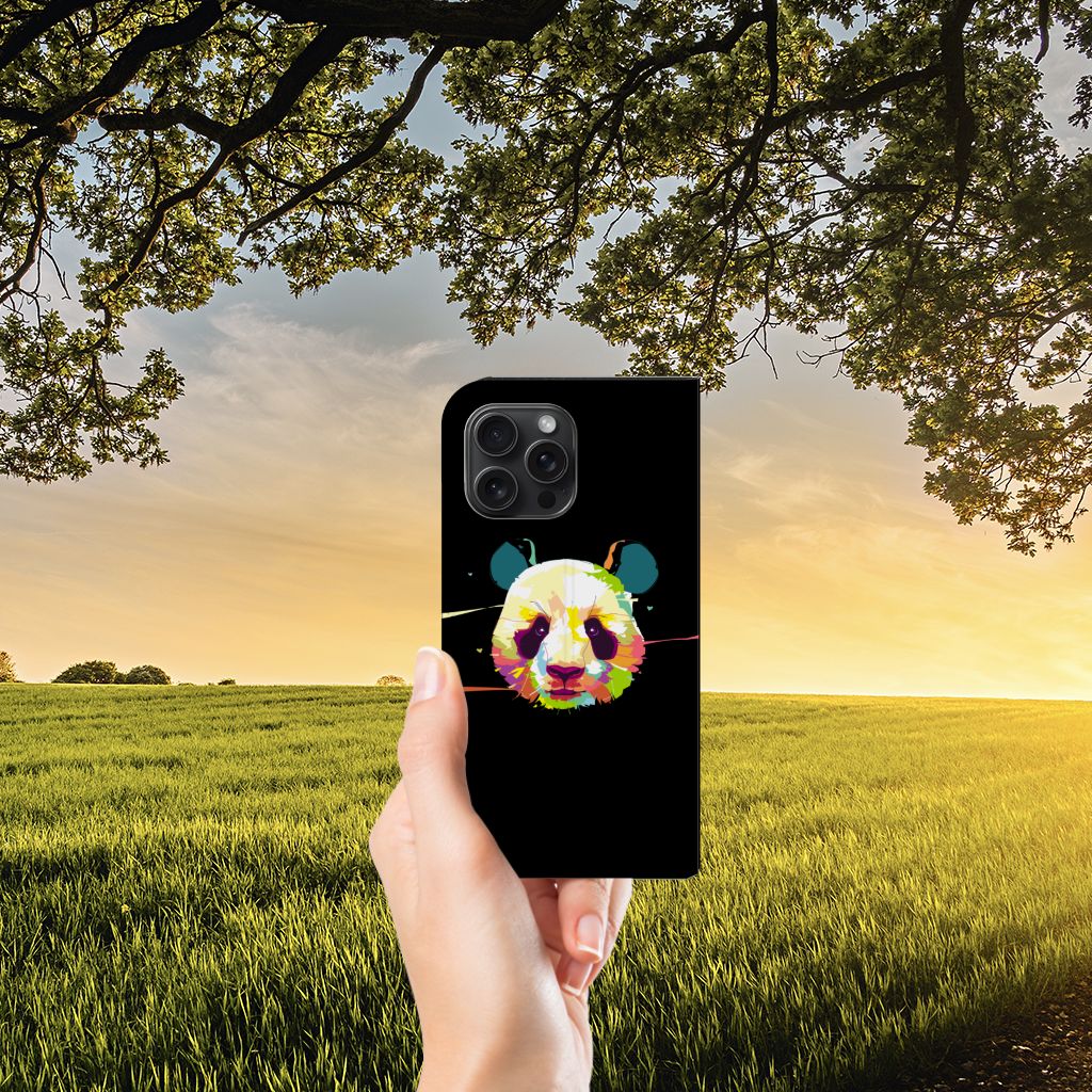 iPhone 15 Pro Max Magnet Case Panda Color met puzzelachtige panda in een hand tegen een zonnige achtergrond