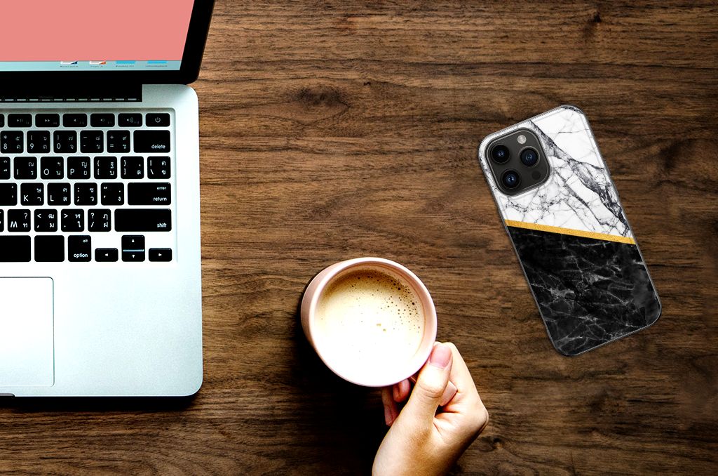 iPhone 15 Pro Max Marmeren Print Telefoonhoesje Marmer Wit Zwart aanzicht tafel laptop koffie