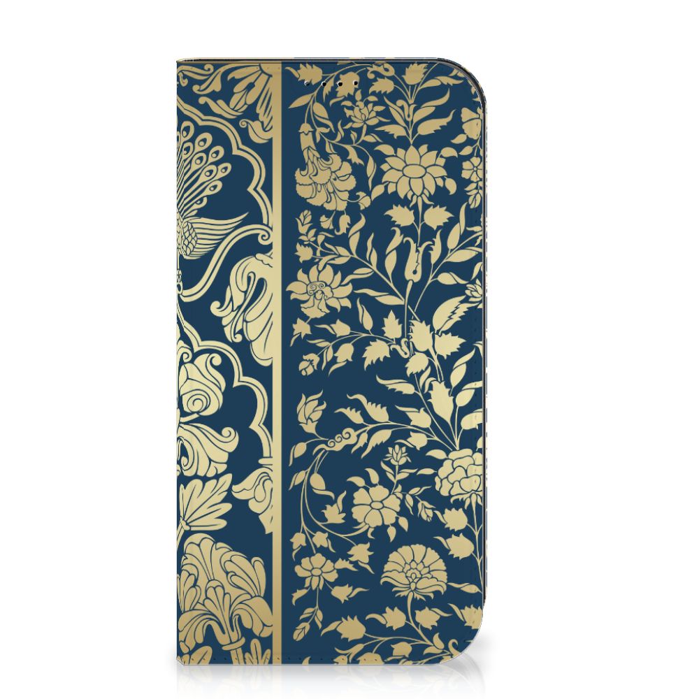 iPhone 15 Pro Max Smart Cover Beige Flowers met een elegant blauw en gouden bloemenpatroon.
