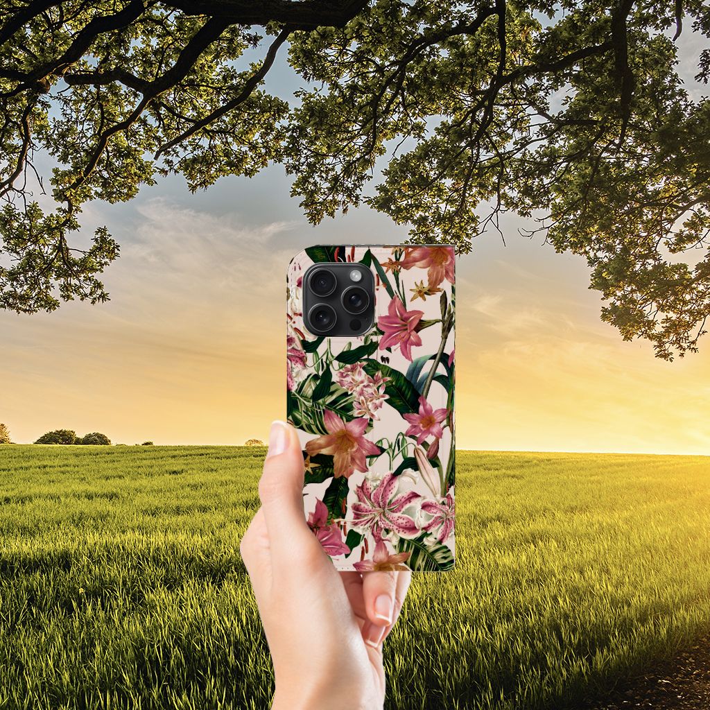 iPhone 15 Pro Max Smart Cover Flowers met een prachtig bloemenontwerp in een groene omgeving tijdens zonsondergang.