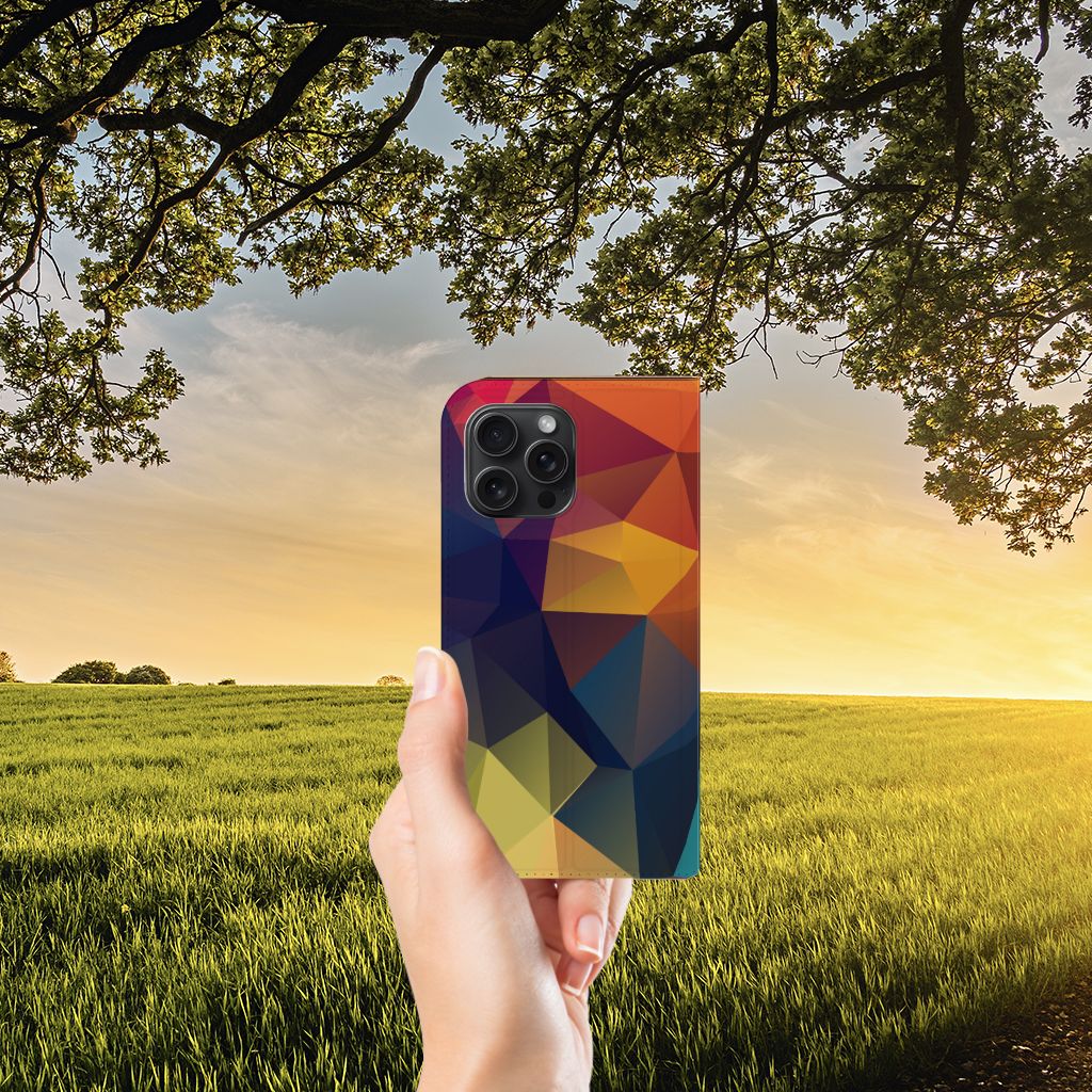iPhone 15 Pro Max Stand Case Polygon Color met een kleurrijk geometrisch ontwerp in een prachtig landschap.