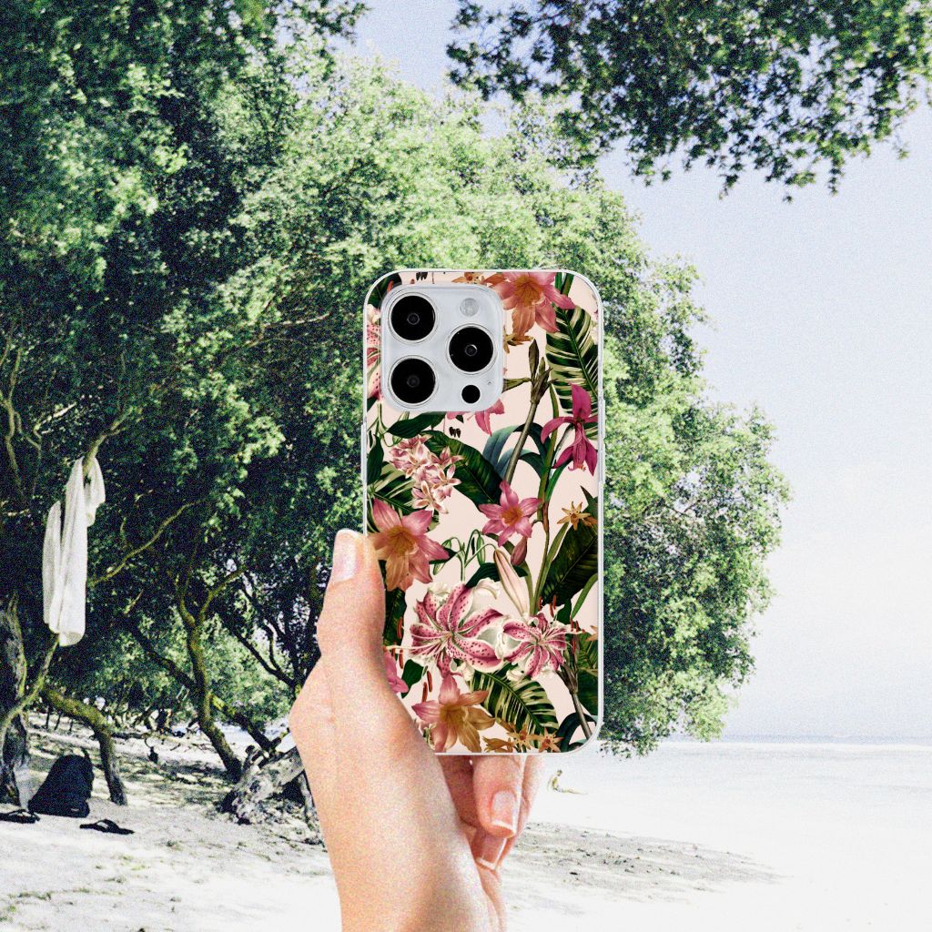 iPhone 15 Pro Max TPU Case Flowers met een bloemenontwerp in de hand, perfect voor smartphonebescherming.