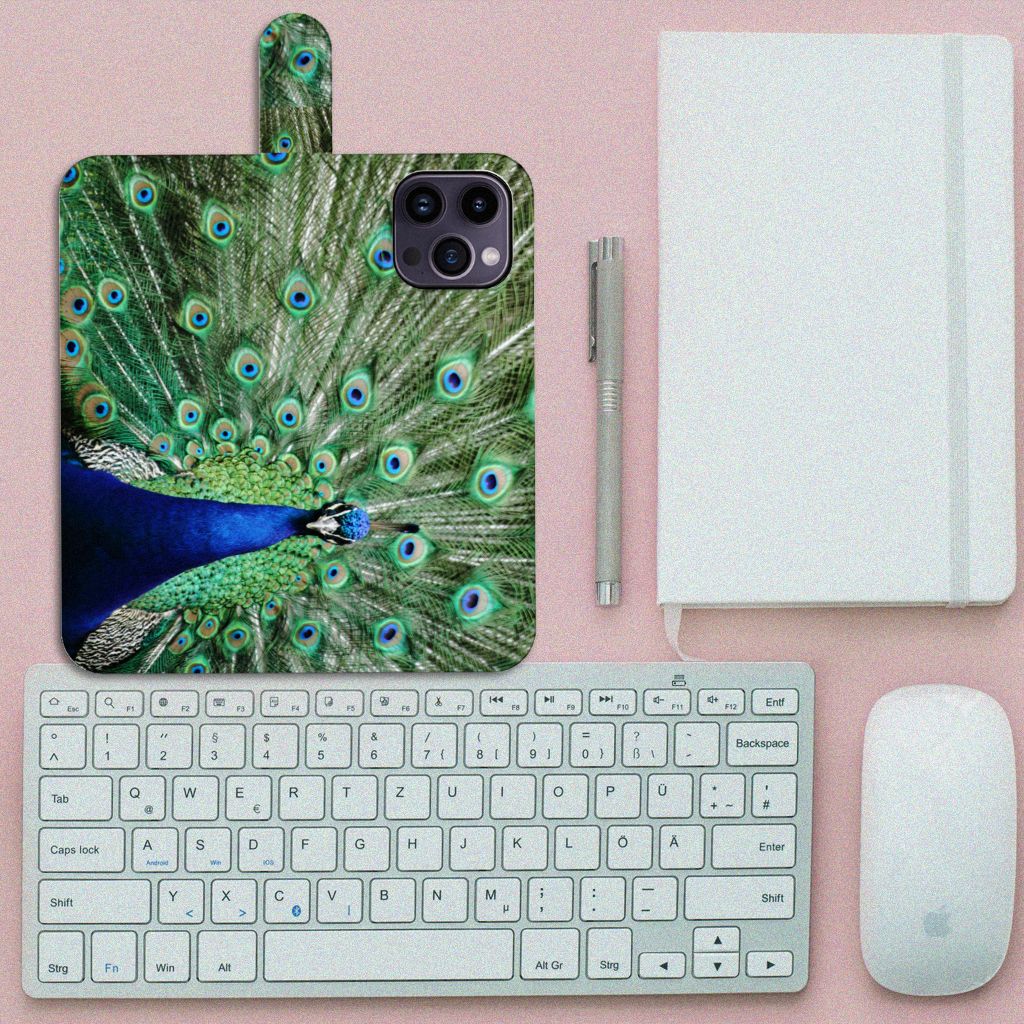 iPhone 15 Pro Max Telefoonhoesje met Pasjes Pauw met prachtige pauwprint en duurzame inkt op een bureau.