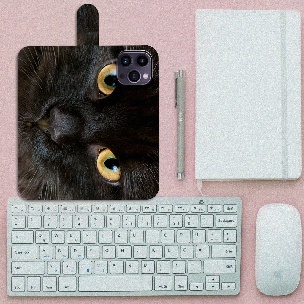iPhone 15 Pro Max Telefoonhoesje met Pasjes Zwarte Kat - Ontwerp met grote kattenogen tegen een minimalistische achtergrond.