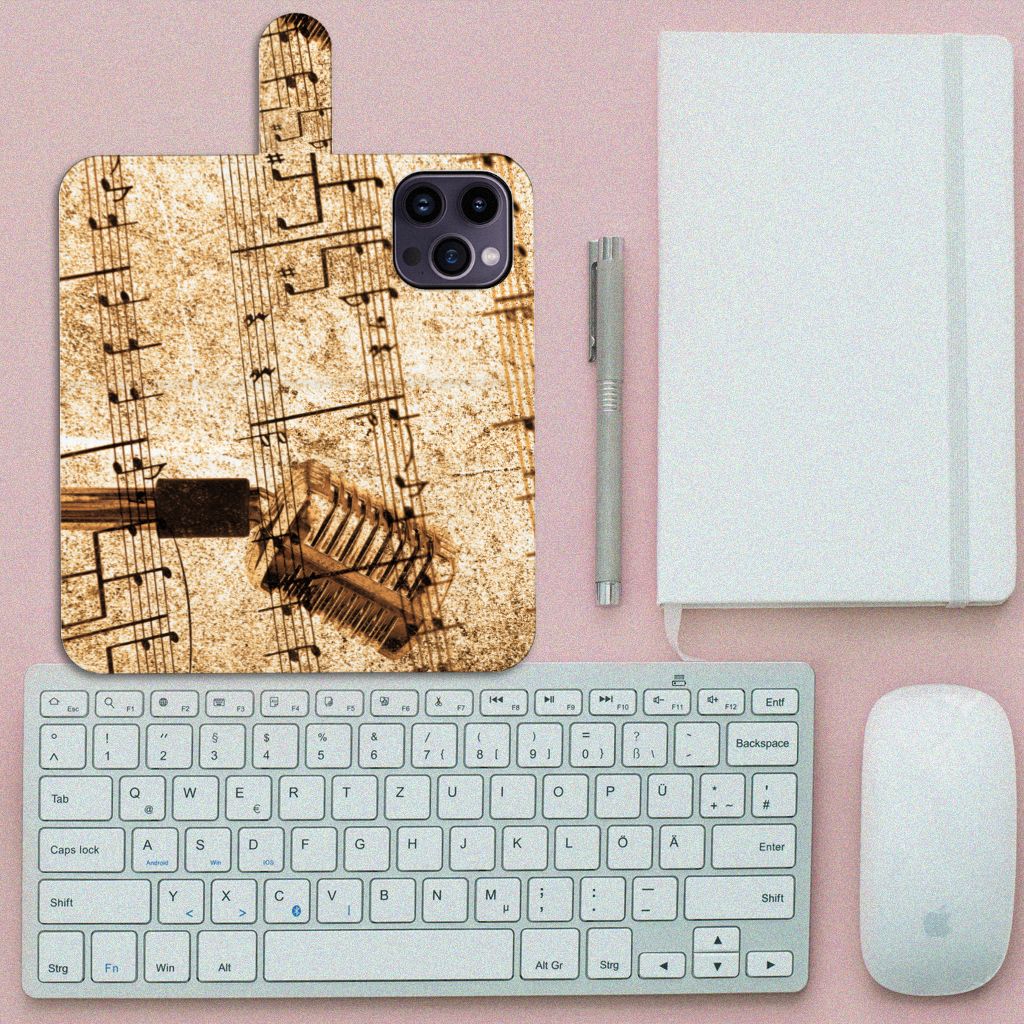 iPhone 15 Pro Max Telefoonhoesje met foto Bladmuziek op een bureau met toetsenbord en notitieboek.