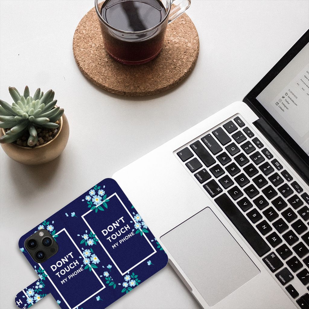 iPhone 15 Pro Portemonnee Hoesje Flowers Blue DTMP met Don't Touch ontwerp op bureau