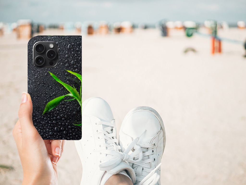 iPhone 15 Pro Smart Cover Orchidee met een elegant ontwerp, vastgehouden op het strand, ideaal voor bescherming đē