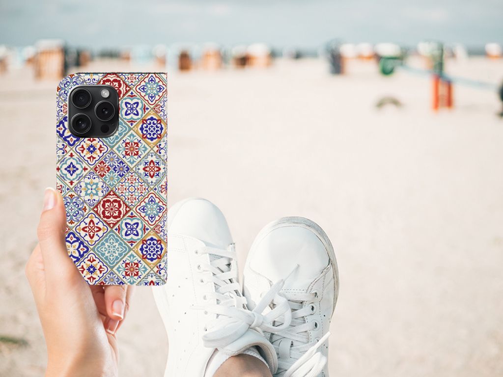 iPhone 15 Pro Standcase Tiles Color met kleurrijk tegel ontwerp, perfect voor stijl en bescherming! đĒđ¨