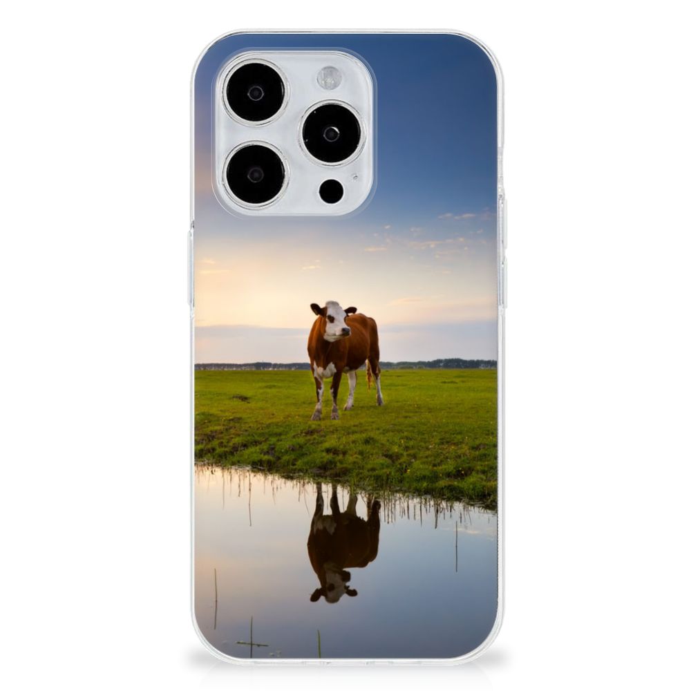 iPhone 15 Pro TPU Hoesje Koe met een koe in de weide en reflectie in het water đ
.