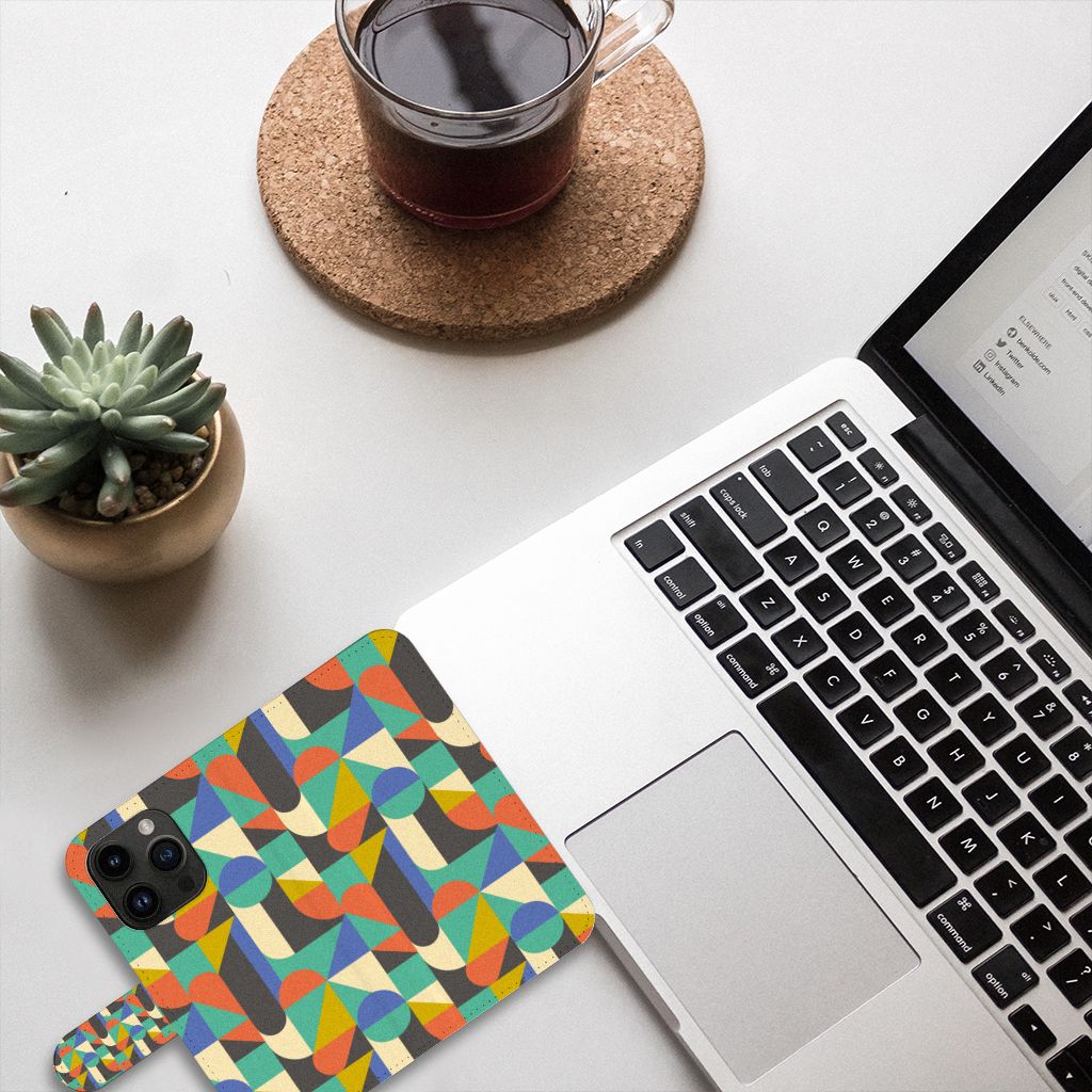 iPhone 15 Pro Telefoon Hoesje Funky Retro met kleurrijk patroon op bureau naast laptop en kopje thee 🍵