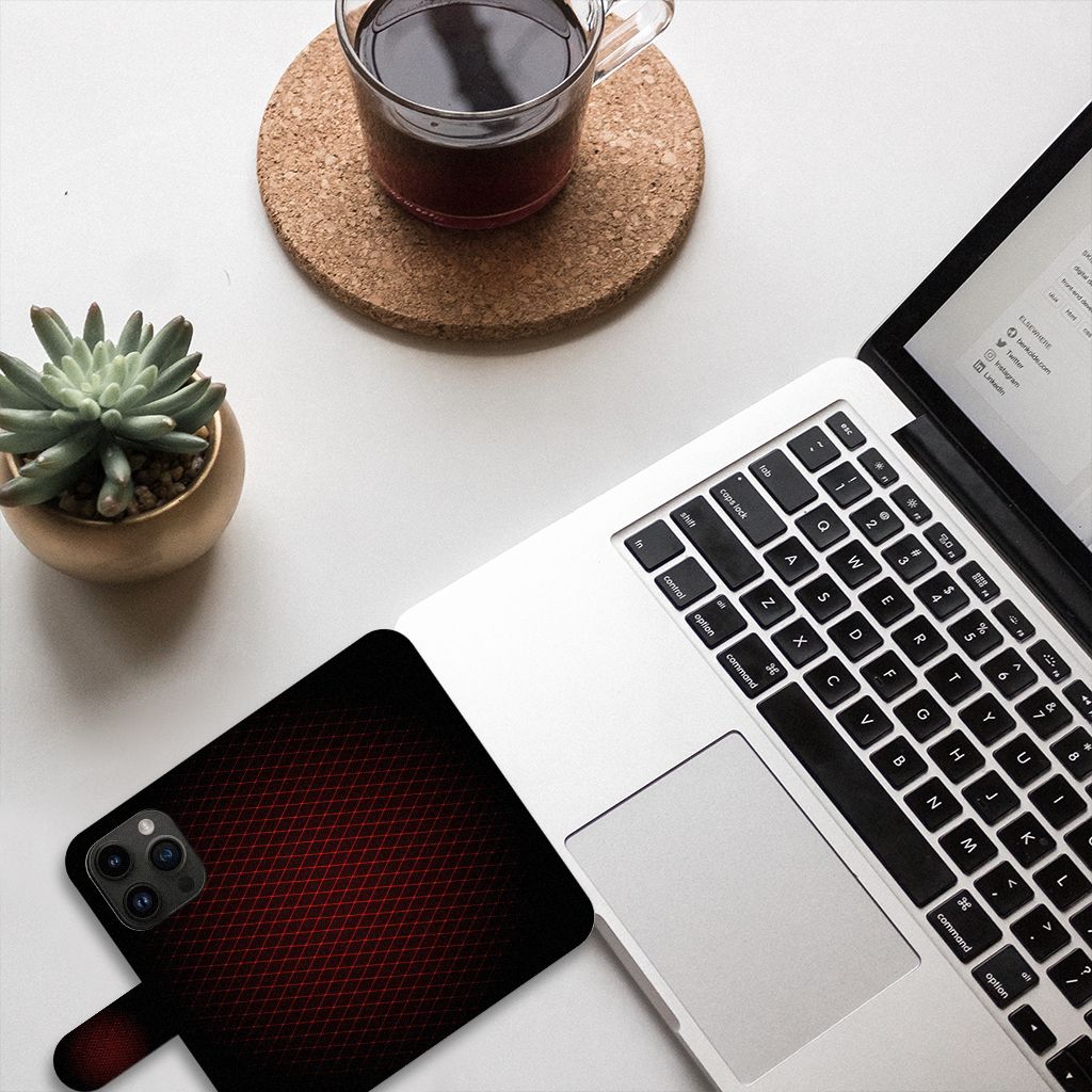 iPhone 15 Pro Telefoon Hoesje Geruit Rood op een bureau met een laptop en een kopje thee.