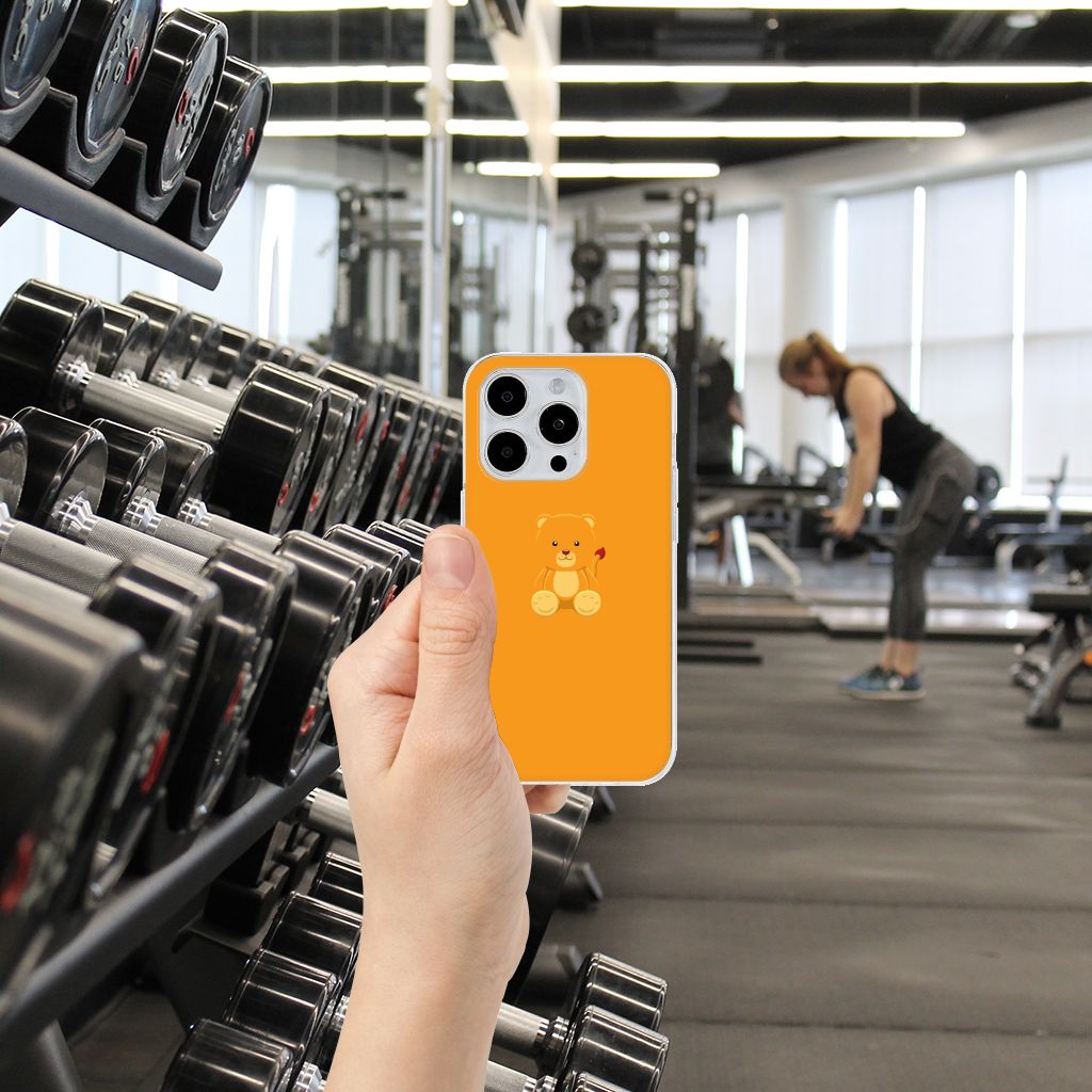 iPhone 15 Pro Telefoonhoesje met Naam Baby Beer in de sportschool, vrolijk teddybeertje op oranje achtergrond.
