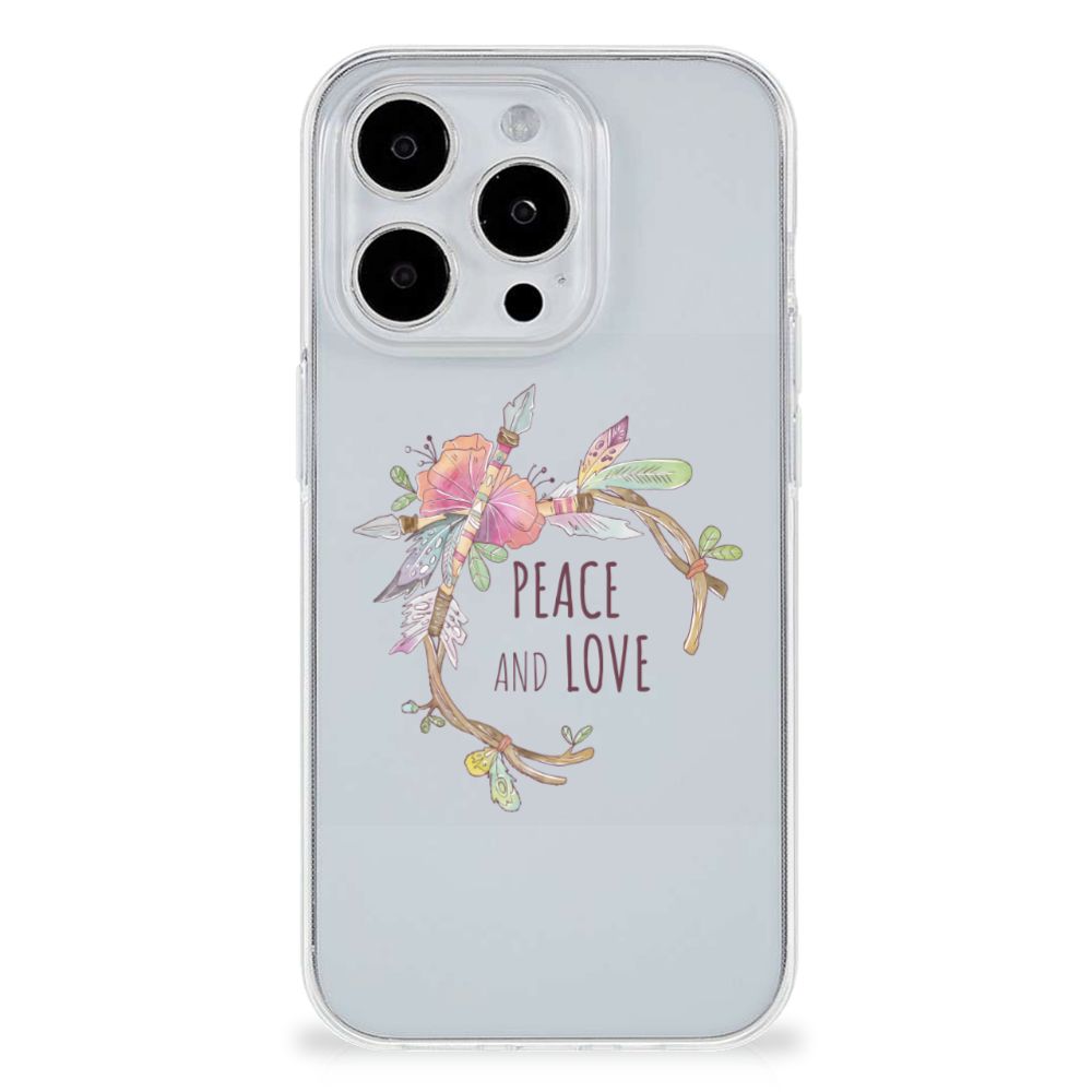 iPhone 15 Pro Telefoonhoesje met Naam Boho Text met design van bloemen en de tekst "PEACE AND LOVE" đŧ.