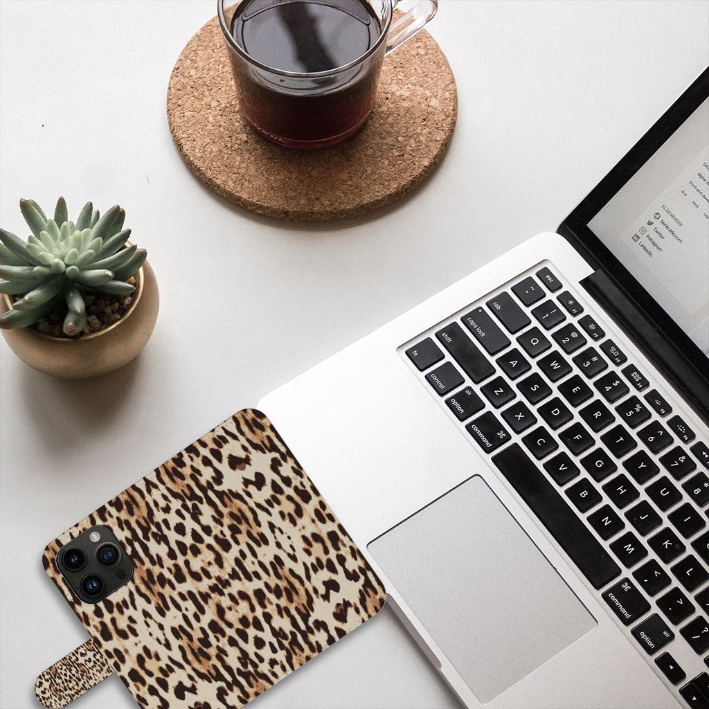 iPhone 15 Pro Telefoonhoesje met Pasjes Leopard op bureau met laptop en planten