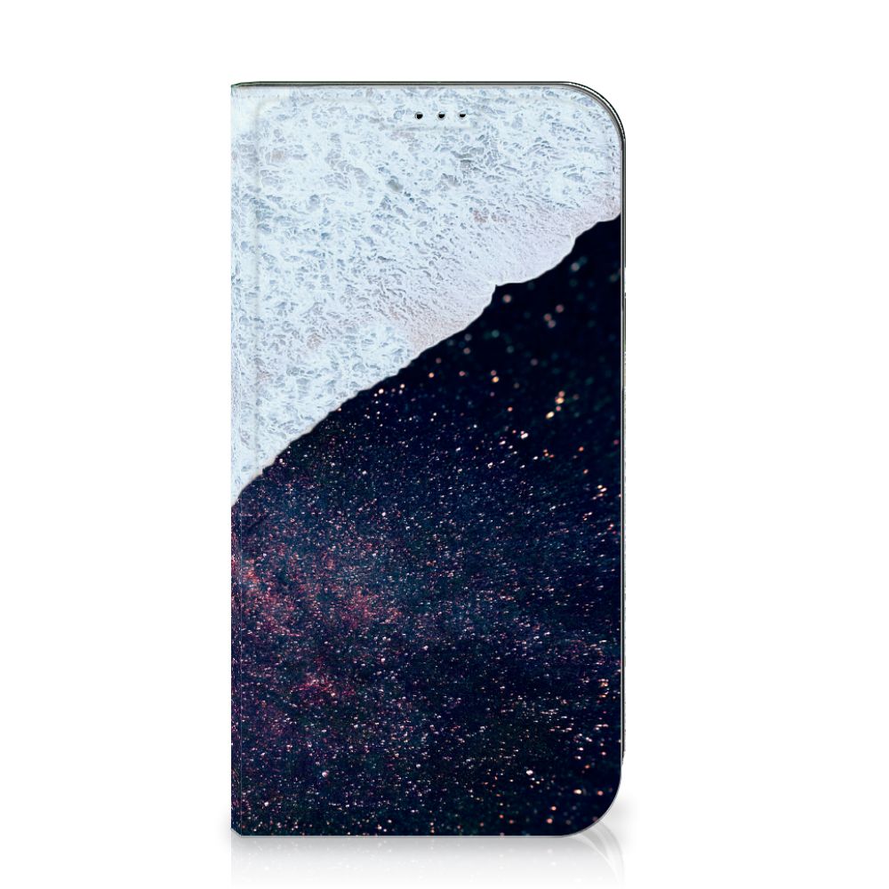 iPhone 15 Stand Case Sea in Space met een kunstzinnig ontwerp van zee en sterren.â¨