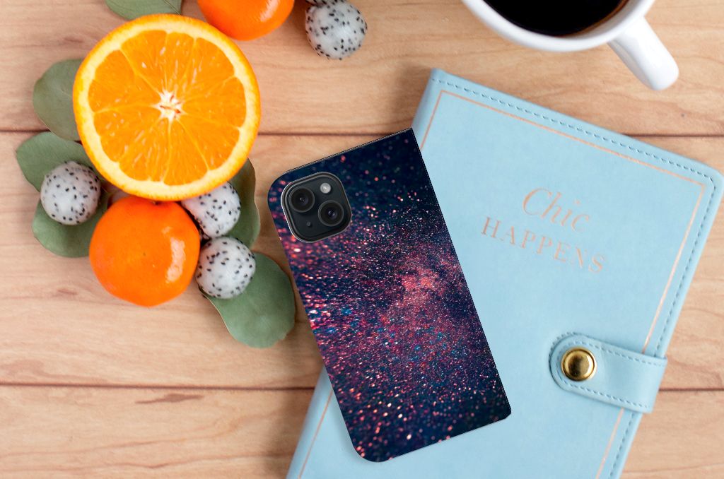 iPhone 15 Stand Case Stars met een kunstzinnig glitterontwerp in paarse en blauwe kleuren tegen zwart, omringd door fruit.