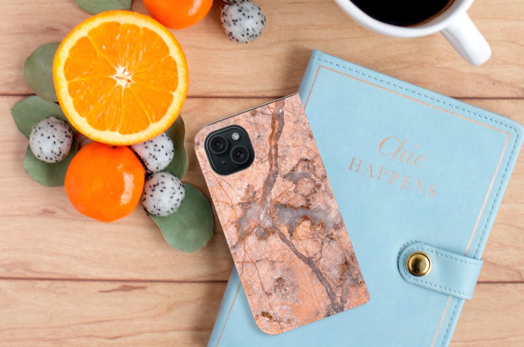iPhone 15 Standcase Marmer Oranje met oranje marmer, stijlvol en stevig, perfect voor jouw kostbare telefoon 🍊.
