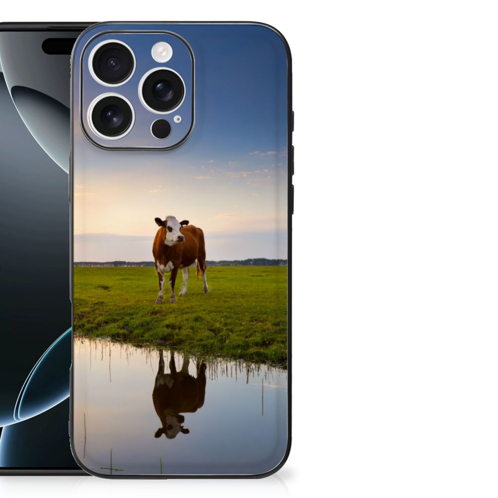 Apple iPhone 16 Pro Max Dierenprint Telefoonhoesje Koe koe landschapsbeeld waterreflectie