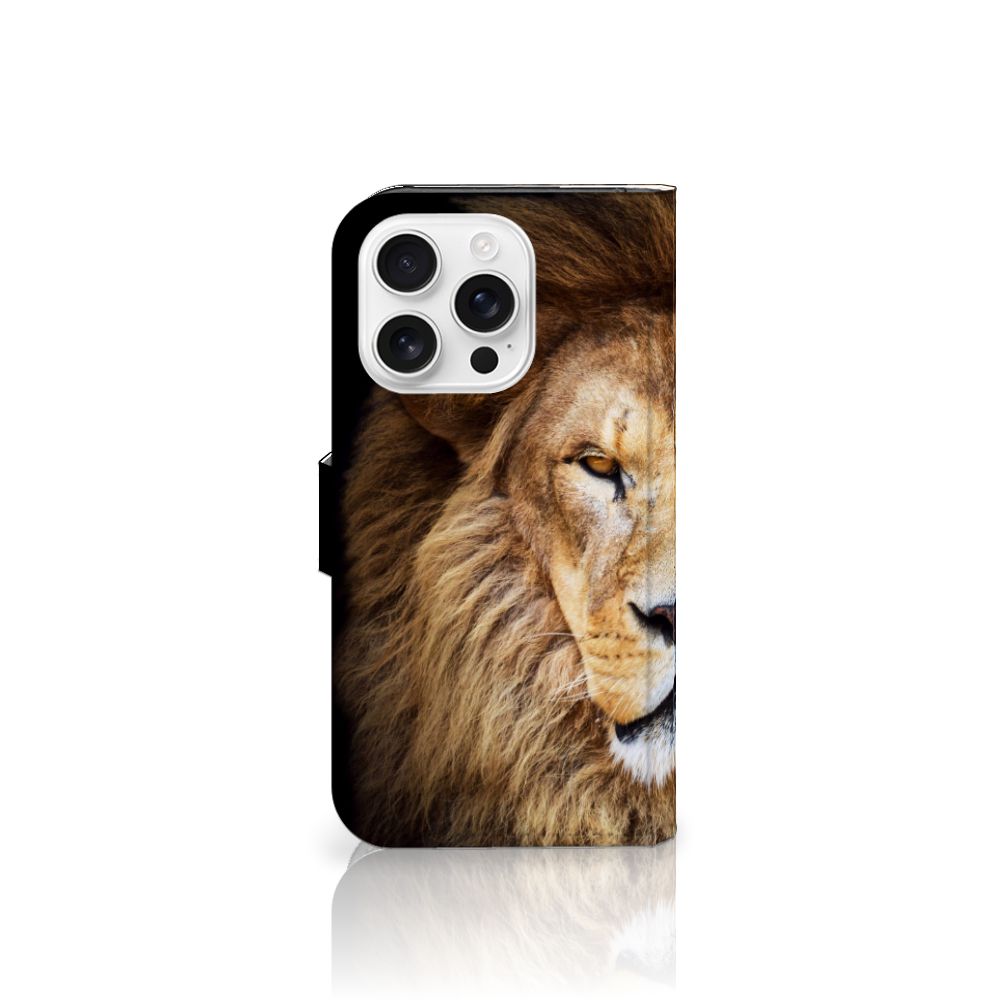 Apple iPhone 16 Pro Telefoonhoesje met Pasjes Leeuw zijaanzicht