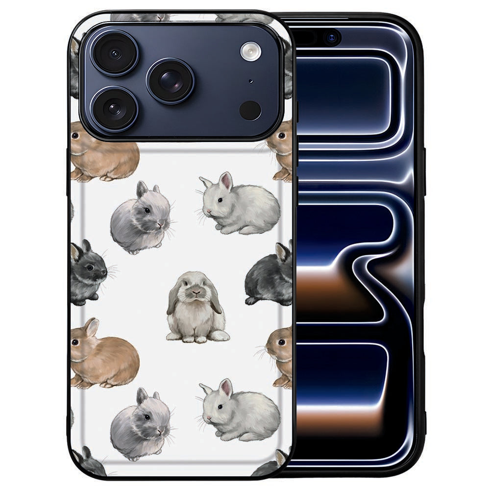 Kleine konijntjes in wit, bruin en grijs op de achterkant van het iPhone 18 Pro hoesje Konijntjes