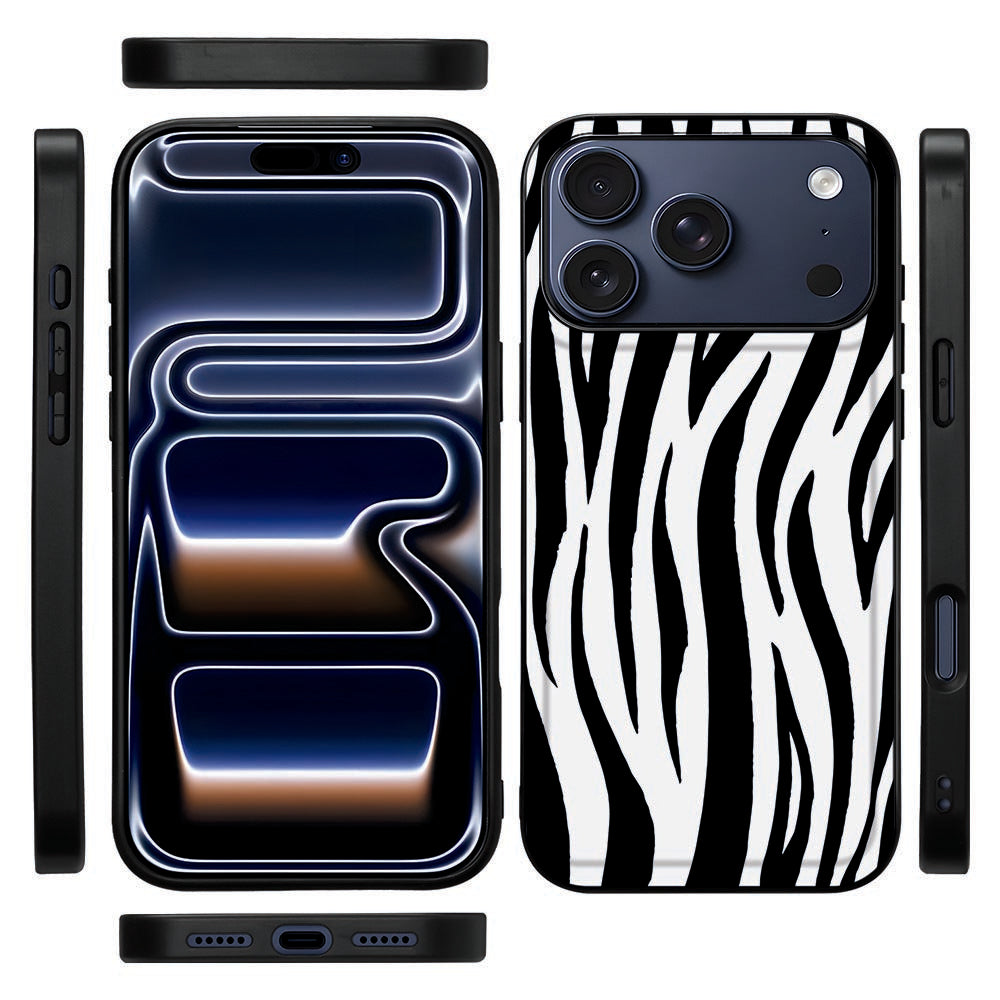 Zijaanzicht van de Zebra back cover voor de iPhone 18 Pro met de rand die boven het camera-eiland uitsteekt