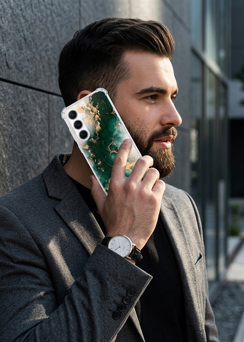 Telefoonhoesje met luxe groen marmer design en gouden accenten