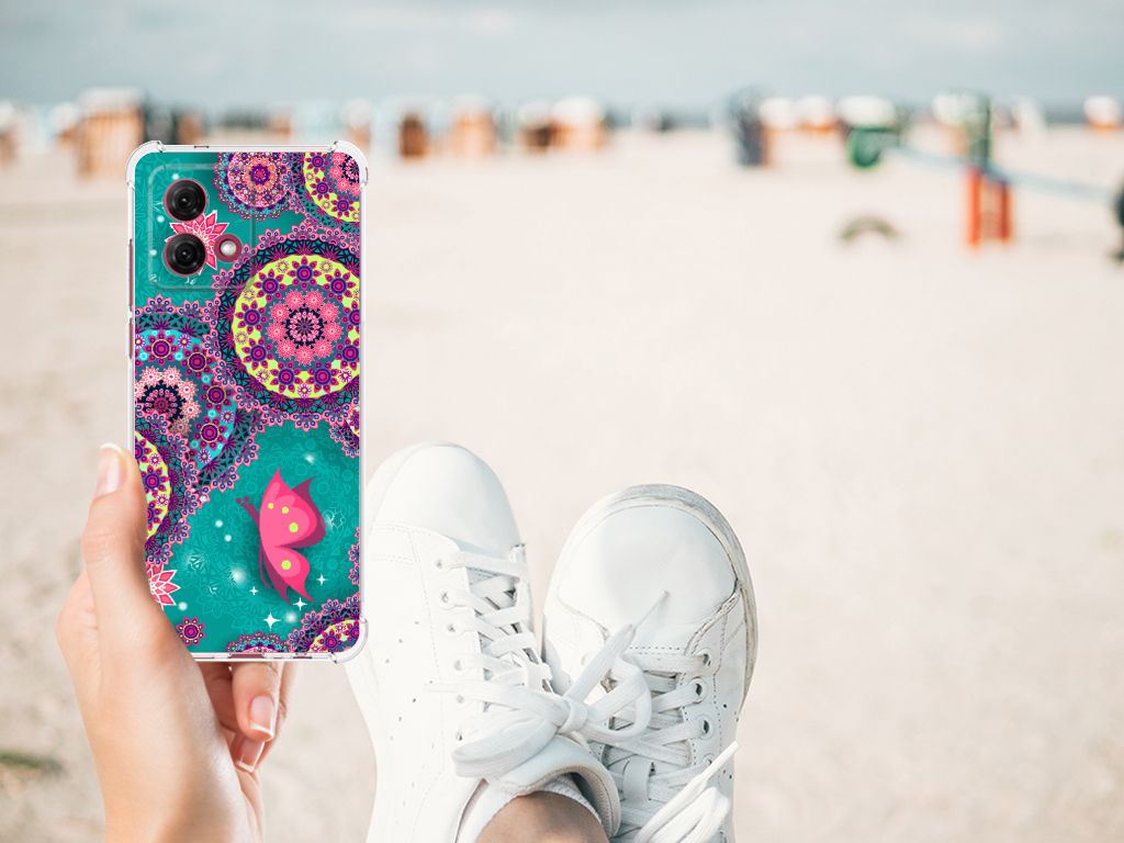 Motorola Moto G84 Back Cover Cirkels en Vlinders hand met hoesje strandzicht