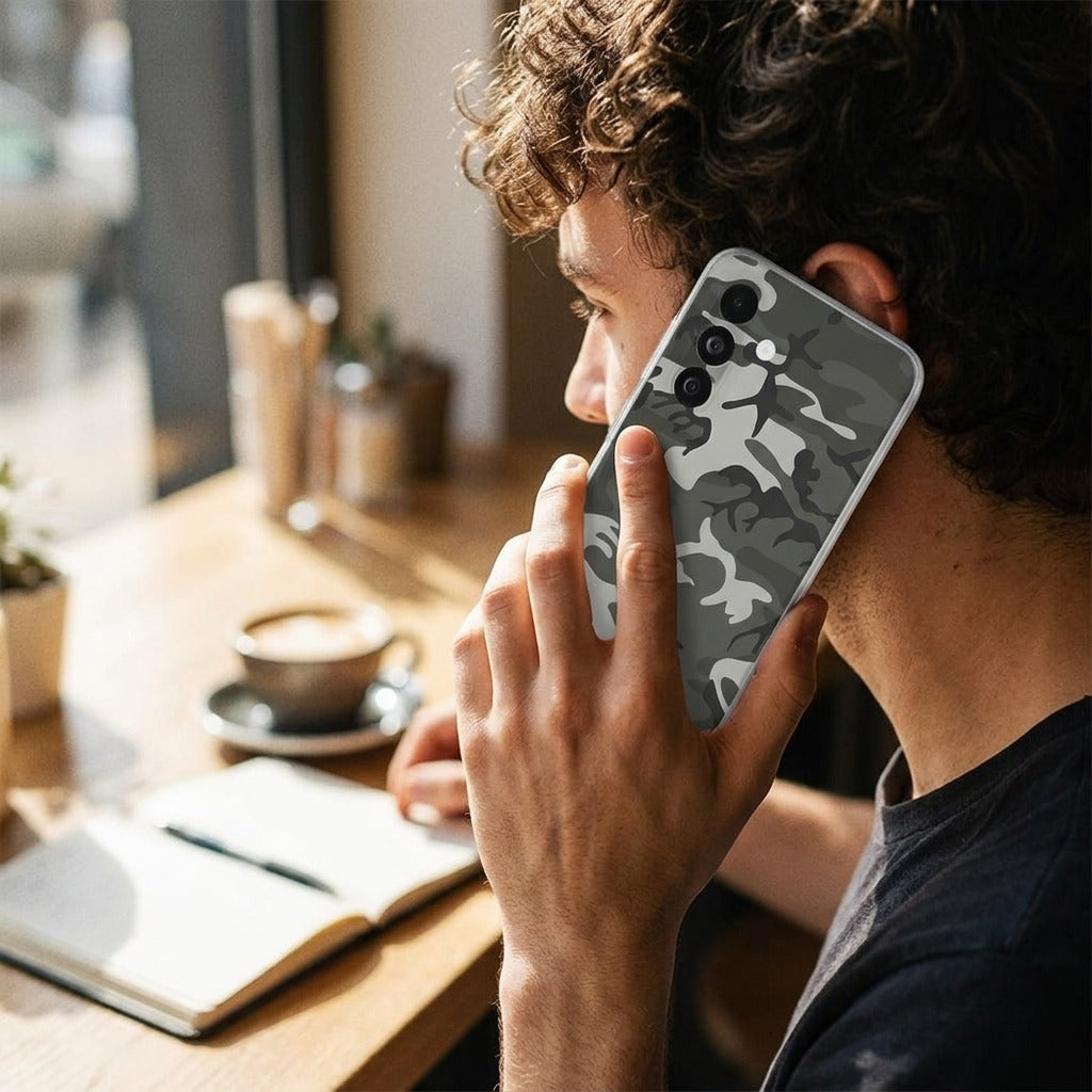 Samsung Galaxy A27 back cover hoesje Army Light - lifestyle foto in huiselijke setting