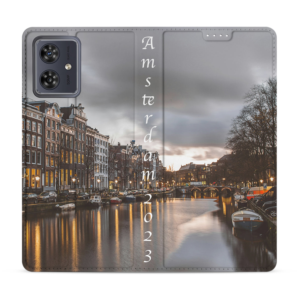 Schemerige stadsgracht met huizen en korte tekst, buitenzijde plat uitgevouwen met camera-uitsparing: Moto G54 standcase