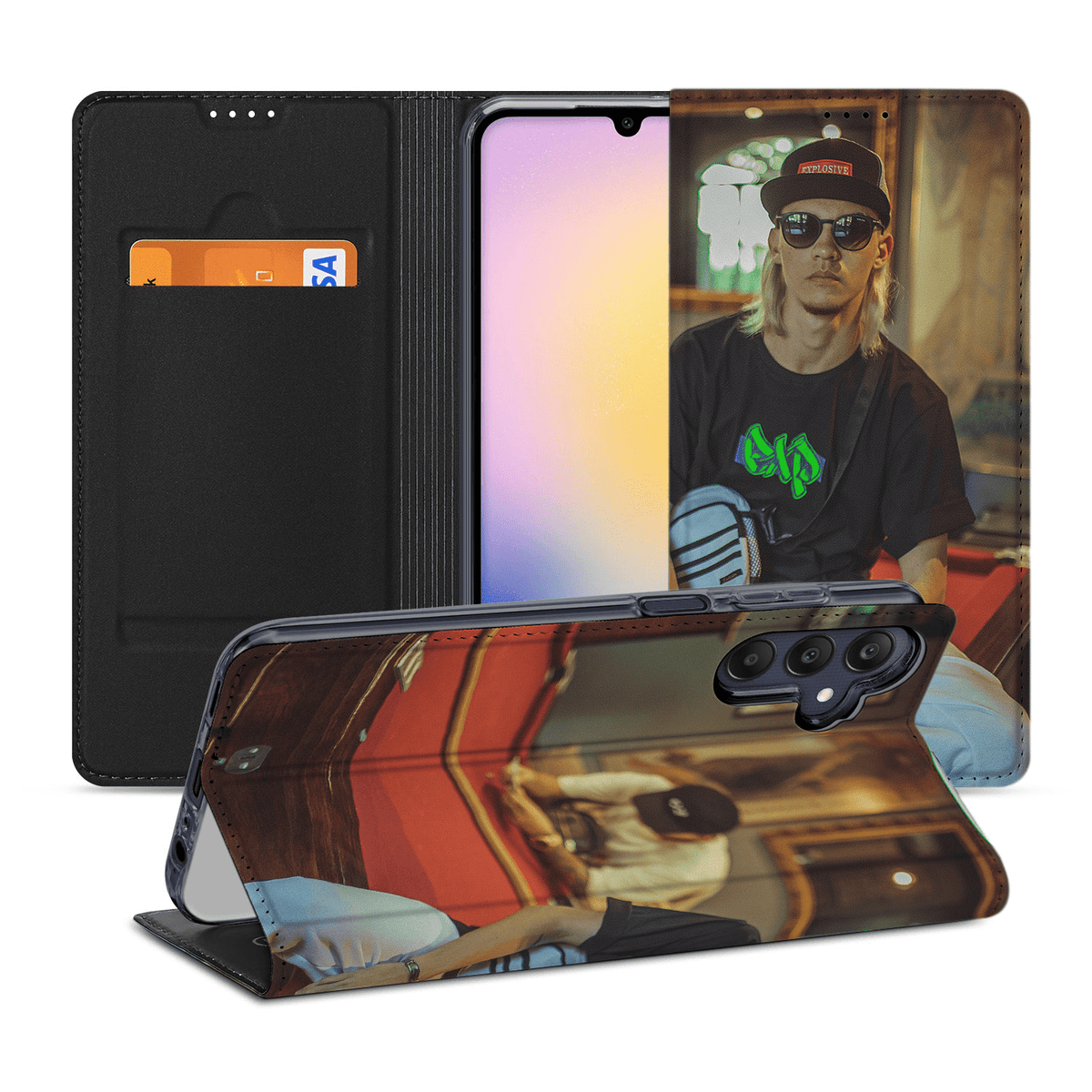 Open en in standpositie liggend: twee Samsung Galaxy A25 standcases, één met pasjesvak en toestel, met voorbeeldontwerp