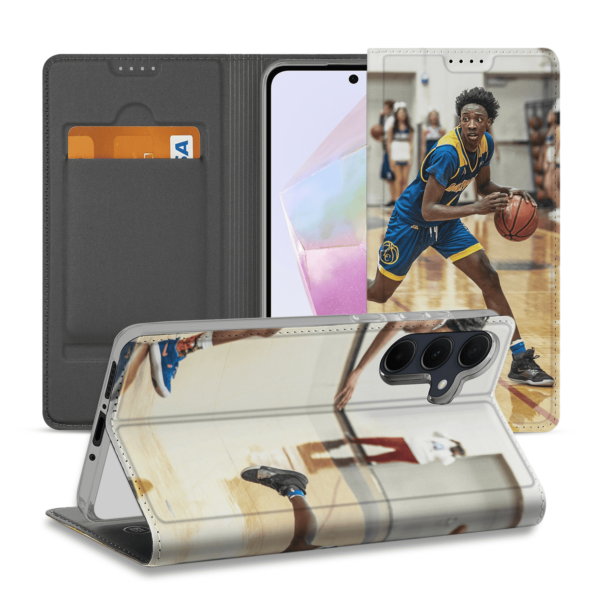 Samsung Galaxy A35 standcase: open exemplaar met pasjesvak en toestel, vooraan een liggende standcase met basketbalfoto