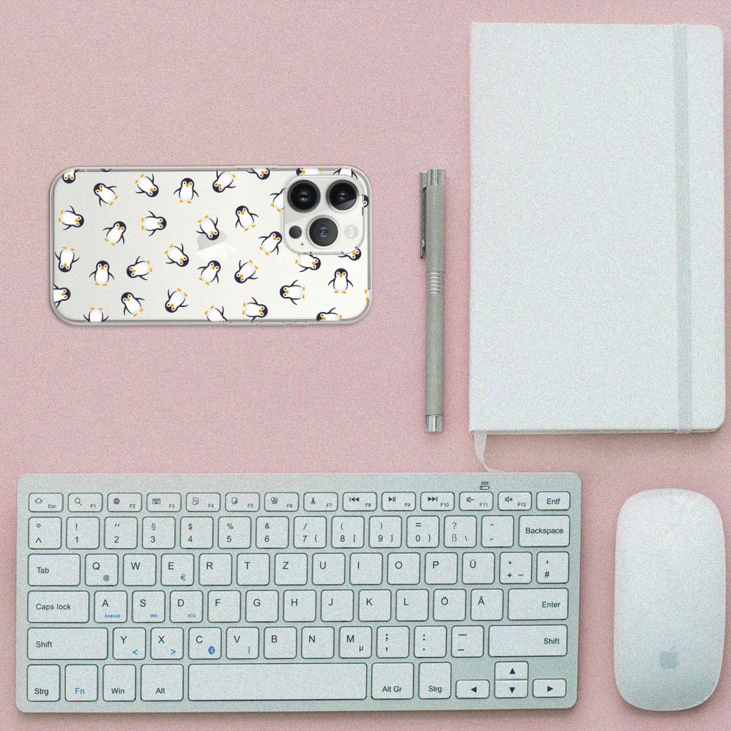 TPU bumper voor iPhone 13 Pro Max Pinguïn met schattige pinguïnmotieven op een bureau met toetsenbord en notitieboek.
