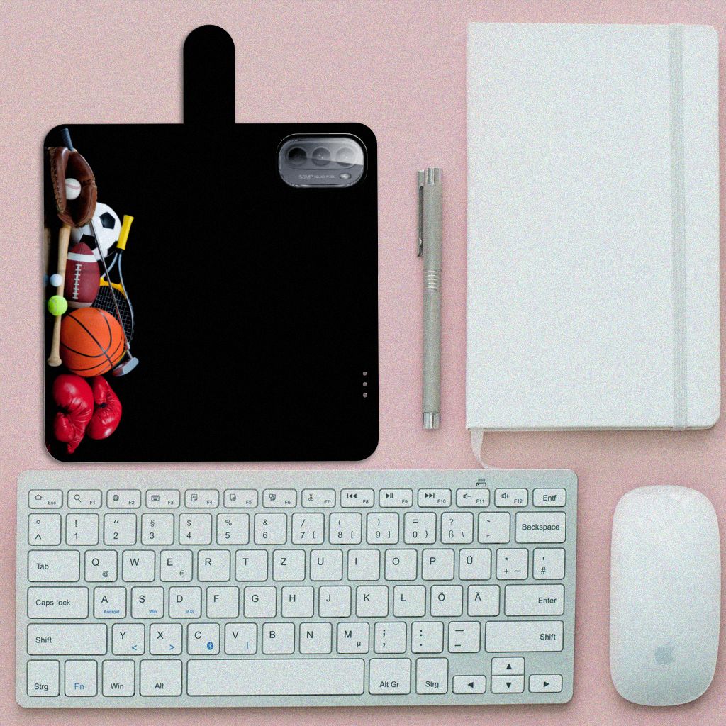 Motorola Moto G31 | G41 Wallet Case met Pasjes Sports met sportaccessoires en kantoorbenodigdheden op een bureau.