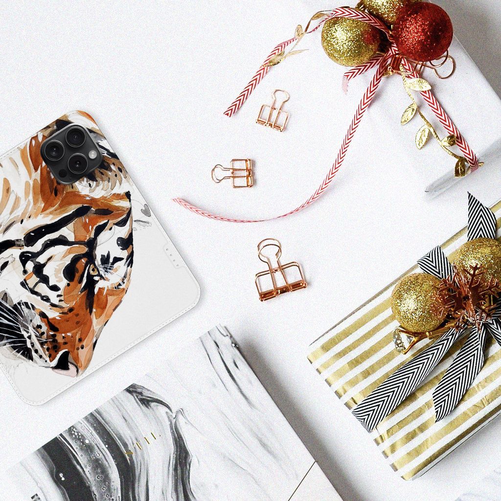 Bookcase iPhone 15 Pro Watercolor Tiger met een schilderachtige tijgerdesign naast geschenken 🎁