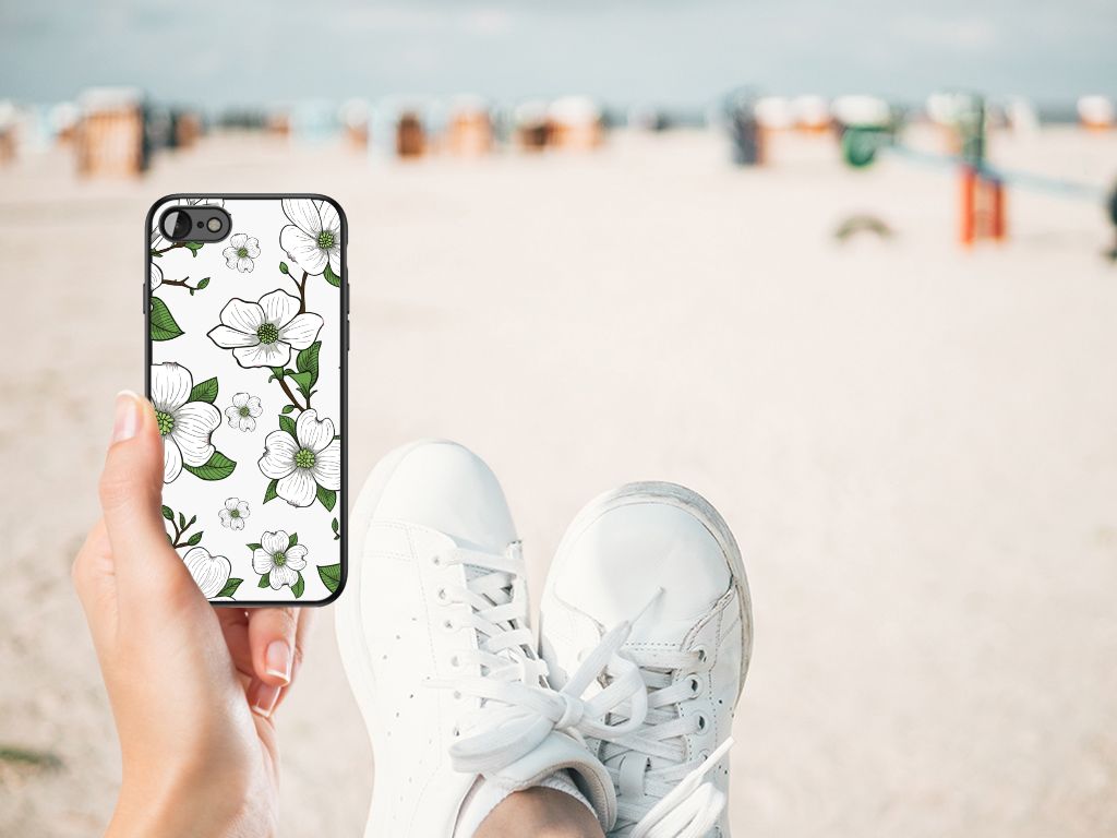 iPhone SE 2022 | SE 2020 | 7/8 Bloemen Hoesje Dogwood Flowers in hand at beach with white sneakers.