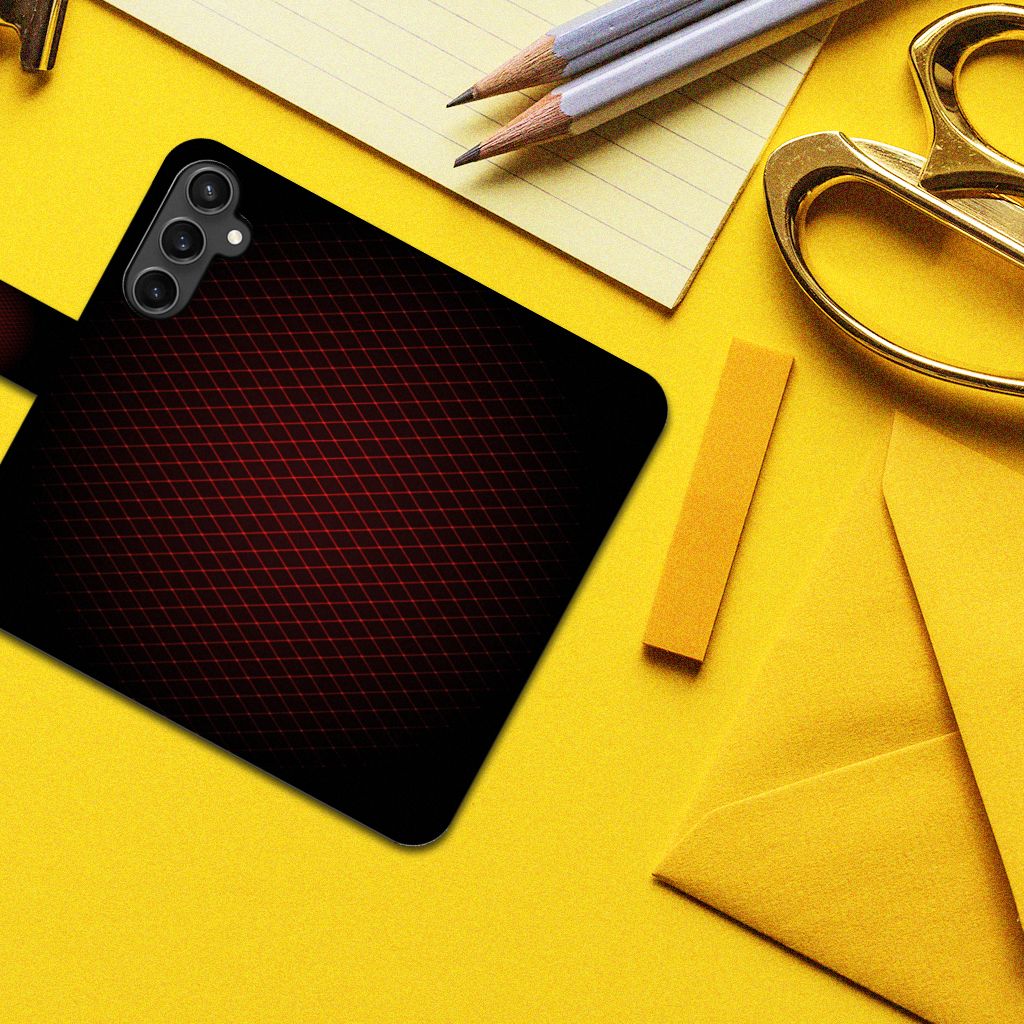 Samsung Galaxy S23 FE Telefoon Hoesje Geruit Rood op een gele achtergrond met kantoorbenodigdheden.