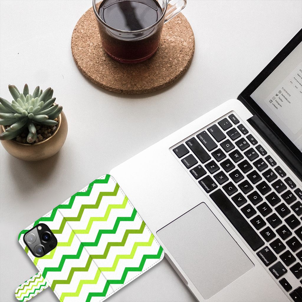 iPhone 14 Pro Telefoon Hoesje Zigzag Groen op een bureau met laptop en planten 🌱
