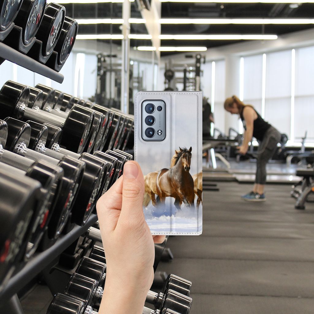 OPPO Reno 6 Pro Plus 5G Hoesje maken Paarden afgebeeld in sportschool met gewichten op de achtergrond.